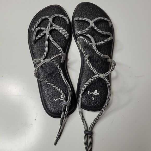 9 SANUK BLACK WHITE ANKLE WRAP ADJUSTABLE CORD STRETCH YOGA MAT WATER SANDALS - Picture 5 of 10